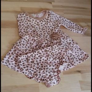🌼 6-9M Leopard heart prints with matching bloomer